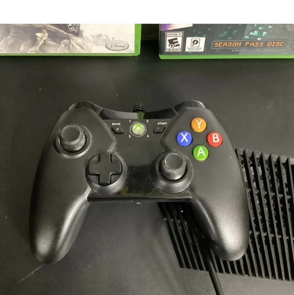 Microsoft Xbox 360 Game Console Bundle 4GB, Power Cord, Controller, and 2 games.